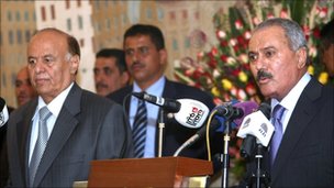 Jemenský prezident Sálih (P) předává moc svému nástupci Hadímu (L)